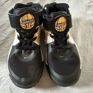 Nike kids shoes teamhustle 11c